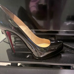 COPY - Size 42 fits more like a 10 rather than an 11. Comes with box & shoe bags